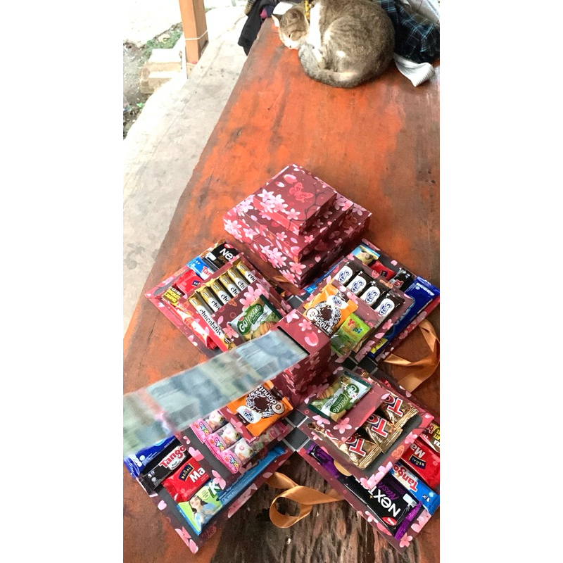 

SURPRISE GIFT BOX SNACK 1Kg BACA DESKRIPSI