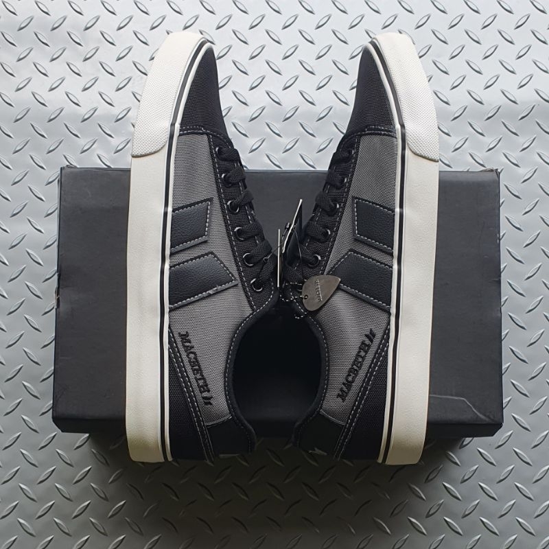 sepatu unisex pria dan wanita Macbeth james black/mid grey BNIB Size UK9/EUR43/28,4cm