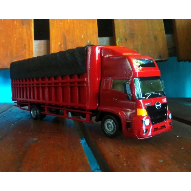 Miniatur truk Hino 500 Merah