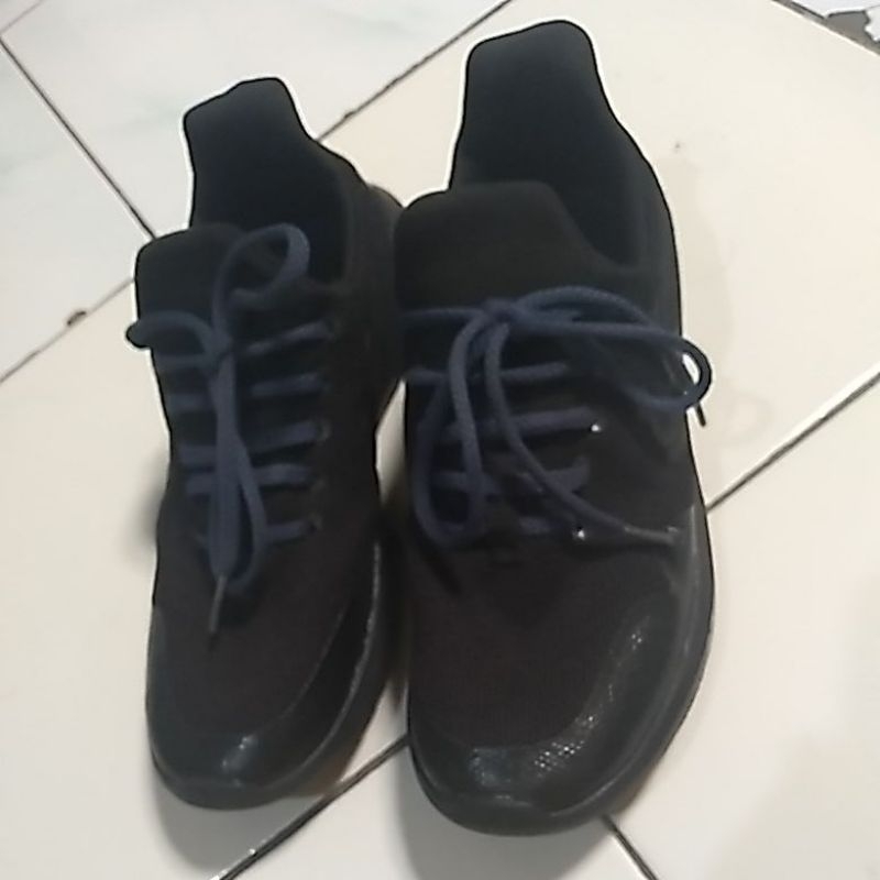 Sepatu snekers Hummel no.40