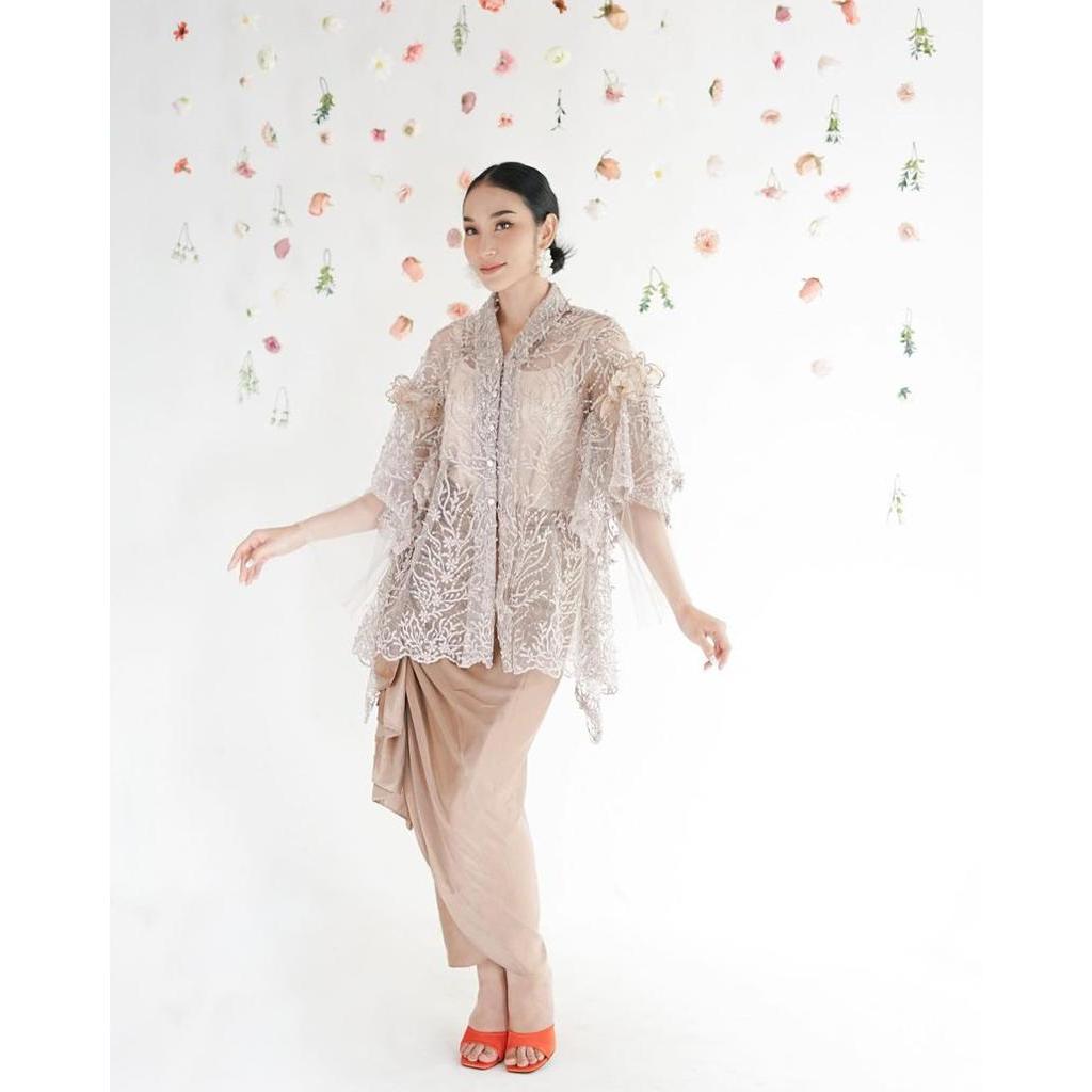 SEWA KEBAYA LAMARAN WISUDA Aleyah by Jaleela (MOHON BACA KETERANGAN TERLEBIH DAHULU)