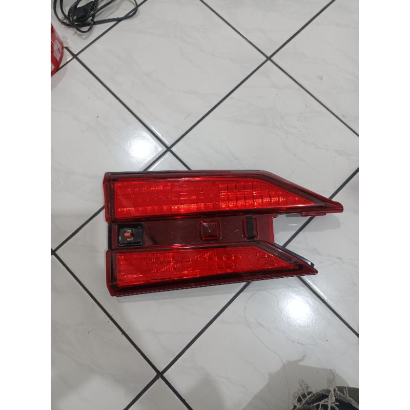 stoplamp bagasi kanan avanza 2021