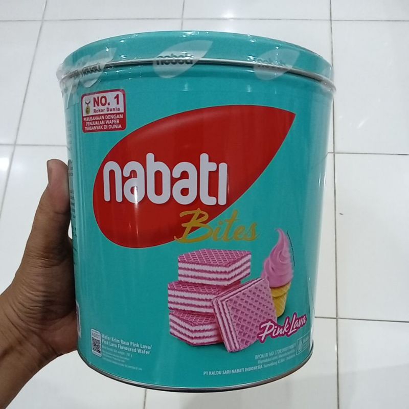 

Mahbubah - Nabati Bites 287 g Wafer Krim Rasa Pink Lava Kaleng