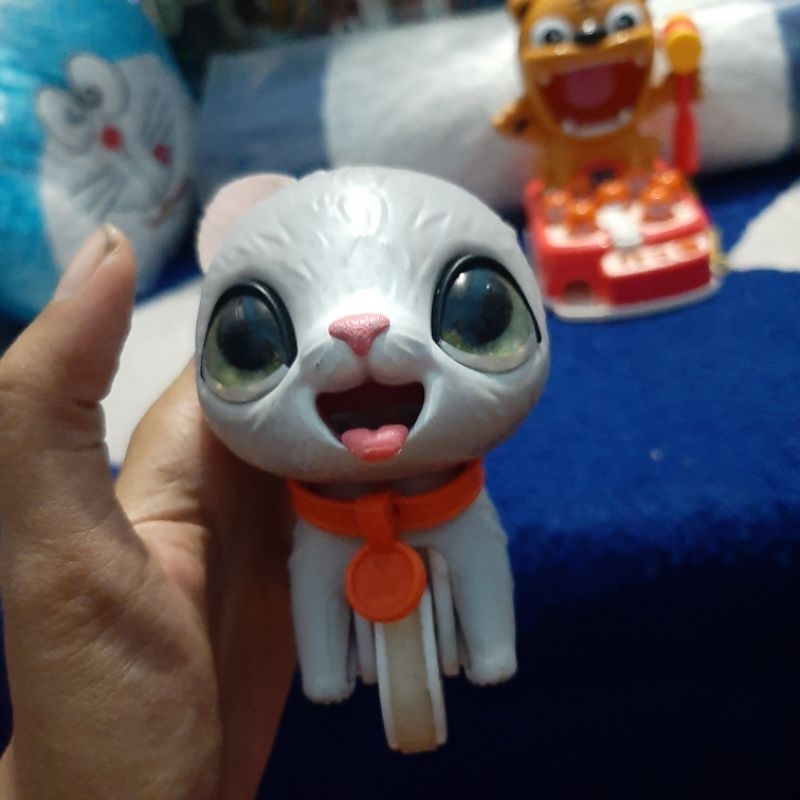 mainan / figure dikoleksi guguk anjing hasbro furreal