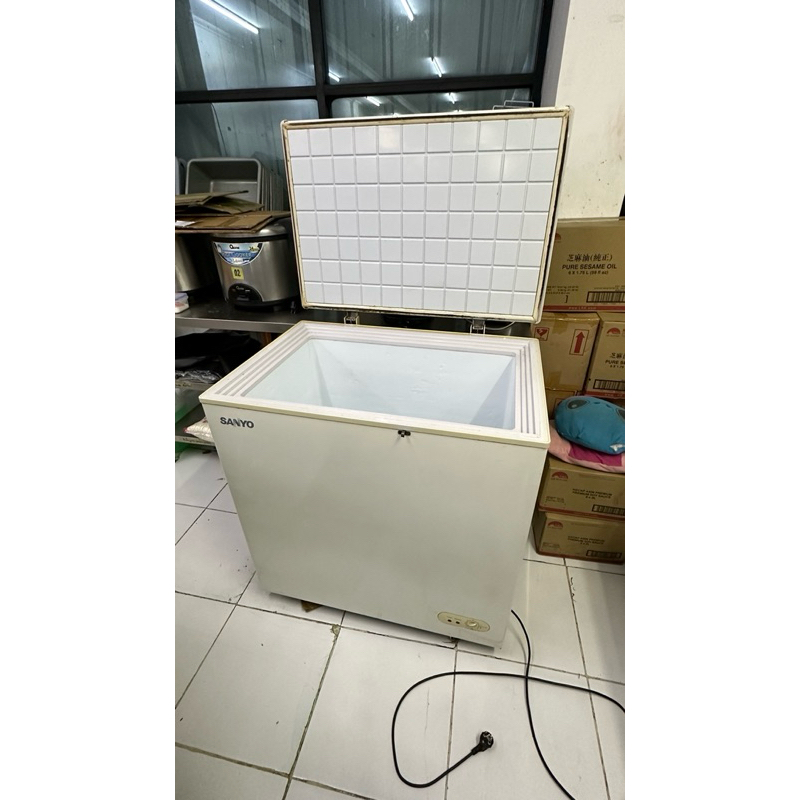 Chest Freezer Sanyo SF-C18K(W) (BEKAS)