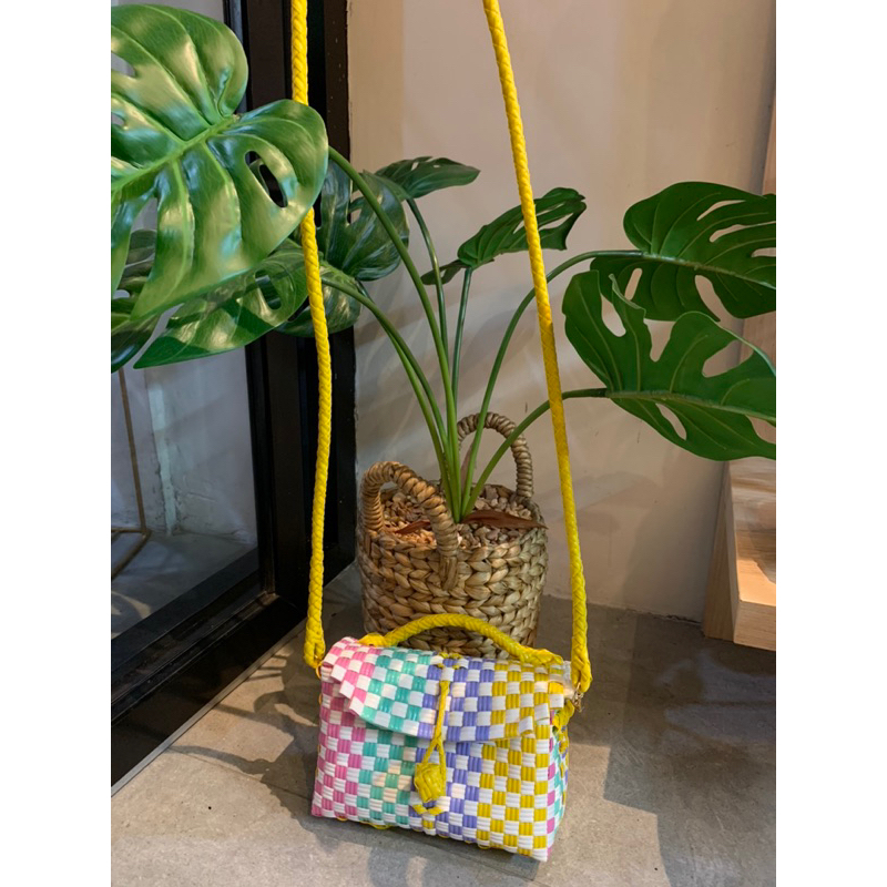 Tas selempang wanita design anyaman plastik
