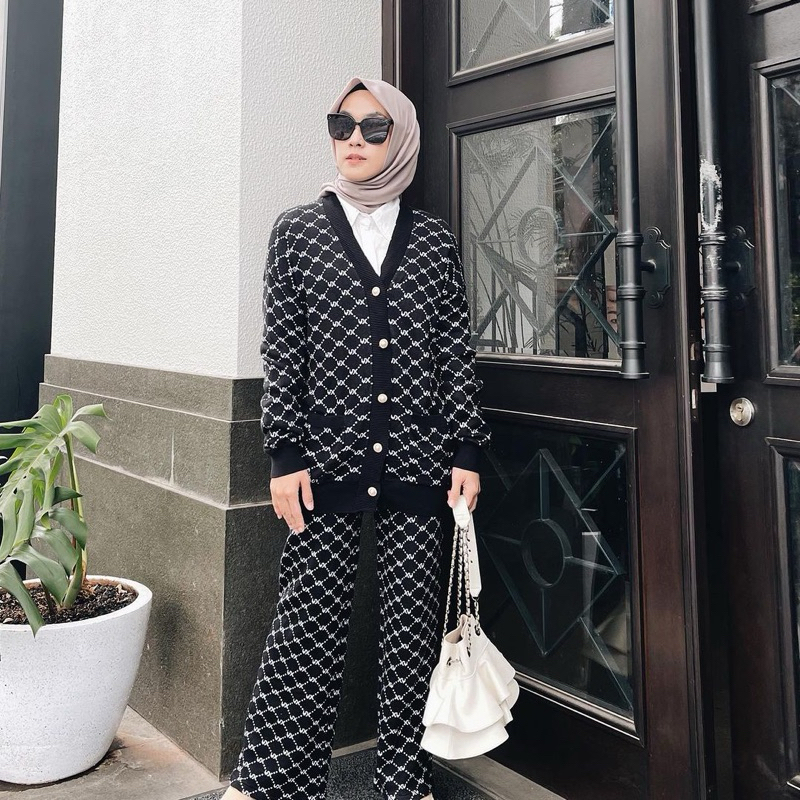 VANILLA HIJAB - SIGNATURE ONESET MONOGRAM