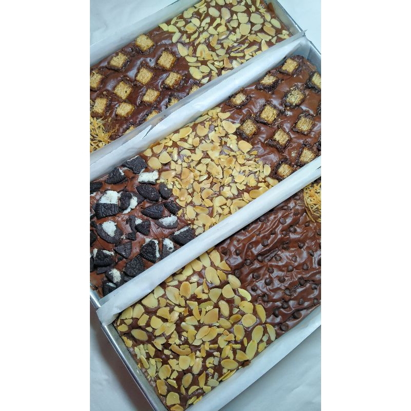 

Brownies size M uk.30x10 Mix 3 macam Topping Reguler