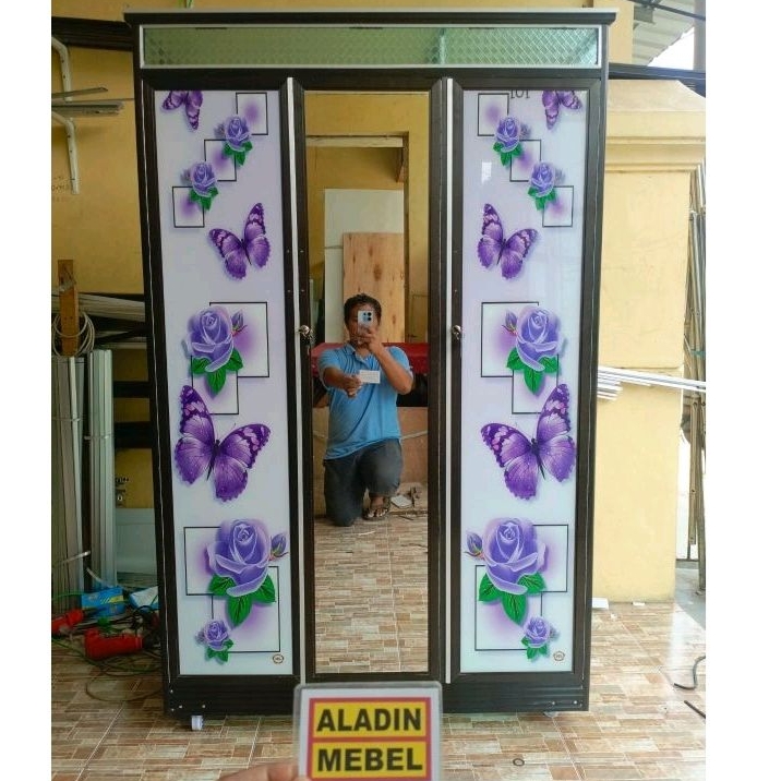 Lemari baju alumunium 3 pintu kaca printing kupu ungu