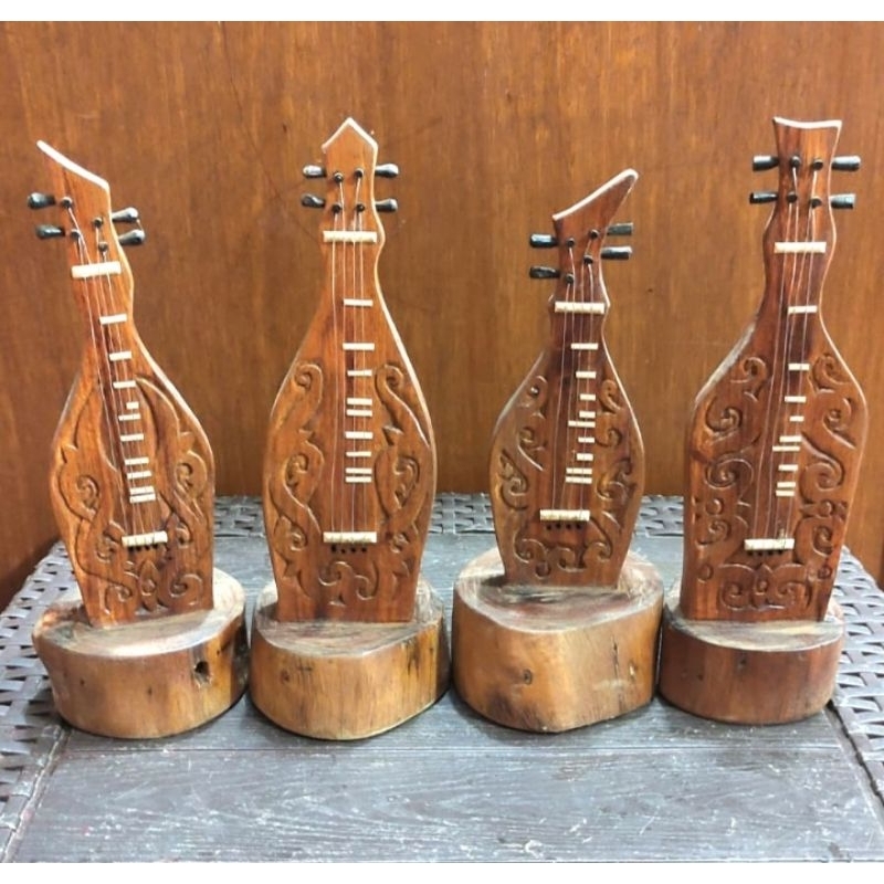 miniatur sape dayak.