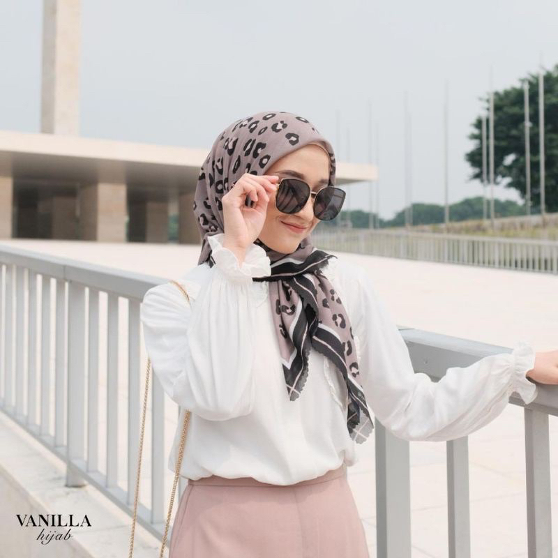 preloved everyday scarf by vanilla hijab. ada minus bolong kecil, benang ketarik dan bekas jarum