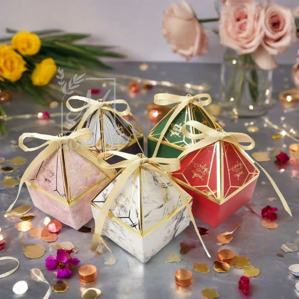 

DIAMOND SHAPED GIFT BOX| KOTAK SOUVENIR PERMEN | KOTAK SOUVENIR | PIRAMID BOX | BOX WEDDING HAMPERS MEWAH | LUXURY CANDY BOX