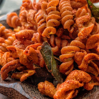 

NKZS3574 STOK SIAP 【COD MAKARONI SPIRAL MACARONI SPIRAL RASA PEDES Daun jeruk Berat bersih 250 gr - Pedas daun jeruk