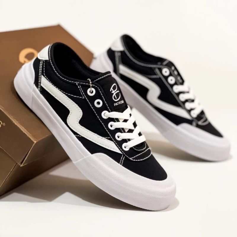 Sepatu Patrobas New Ivan Low Hitam Putih