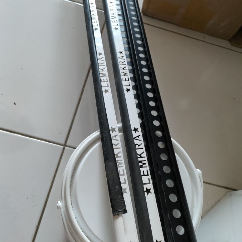Terlaris.. LEMKRA Tile Trim PVC / kuku macan PVC Corner  2,4m YFR