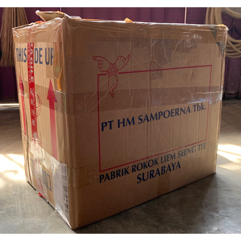 

Kotak kardus besar dan tebal