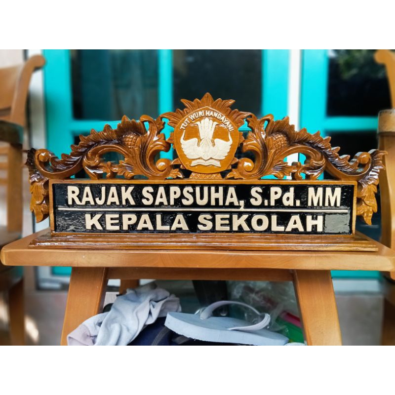 

Papan Nama Jabatan Meja Kantor Ukir Kayu Jati Untuk Kepala Sekolah Logo Tut Wuri