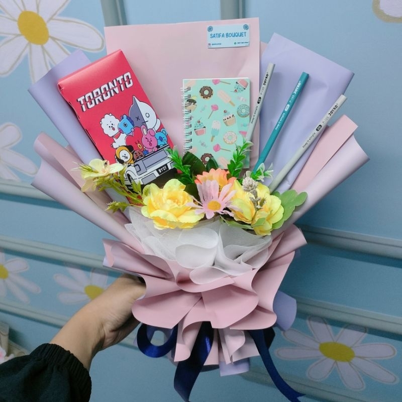 

(READY STOCK) Bucket Perlengkapan Alat Tulis | Hadiah Anak Anak Buket Pulpen Pensil Buku | Satifa Bouquet Bunga