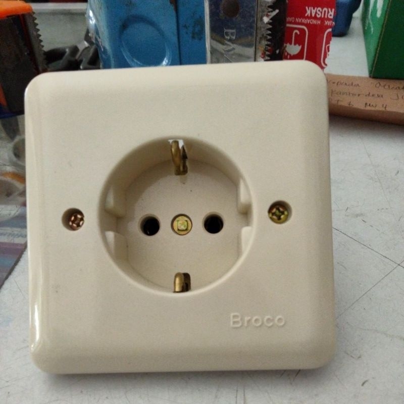 Broco stopkontak tanam. kuningan stopkontak broco
