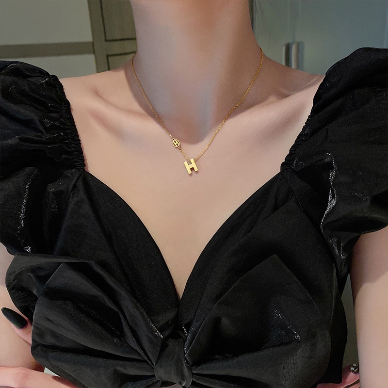 1 Buah Kalung Titanium Huruf H Anti Karat Fashion Sederhana Untuk Pakaian Wanita Sehari-hari