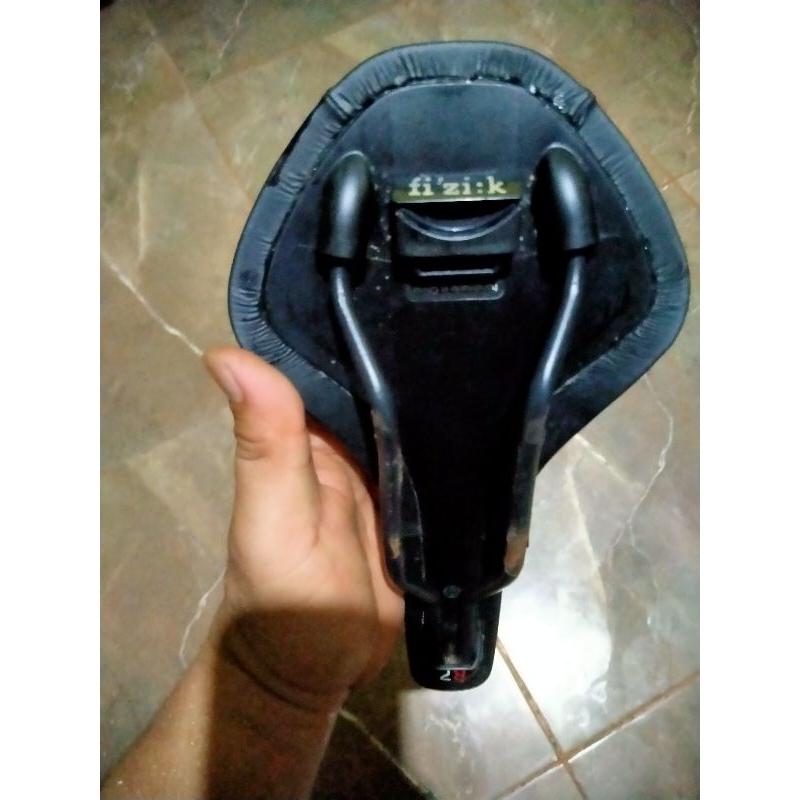 sadel roadbike fizik R7 atares