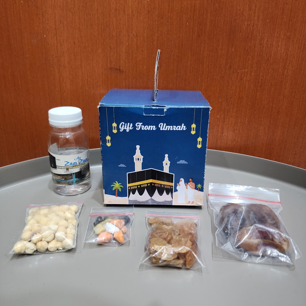 

Paket Oleh Oleh Haji dan Umroh Air Zamzam ori Kurma Khalas Kismis + Coklat Kerikil