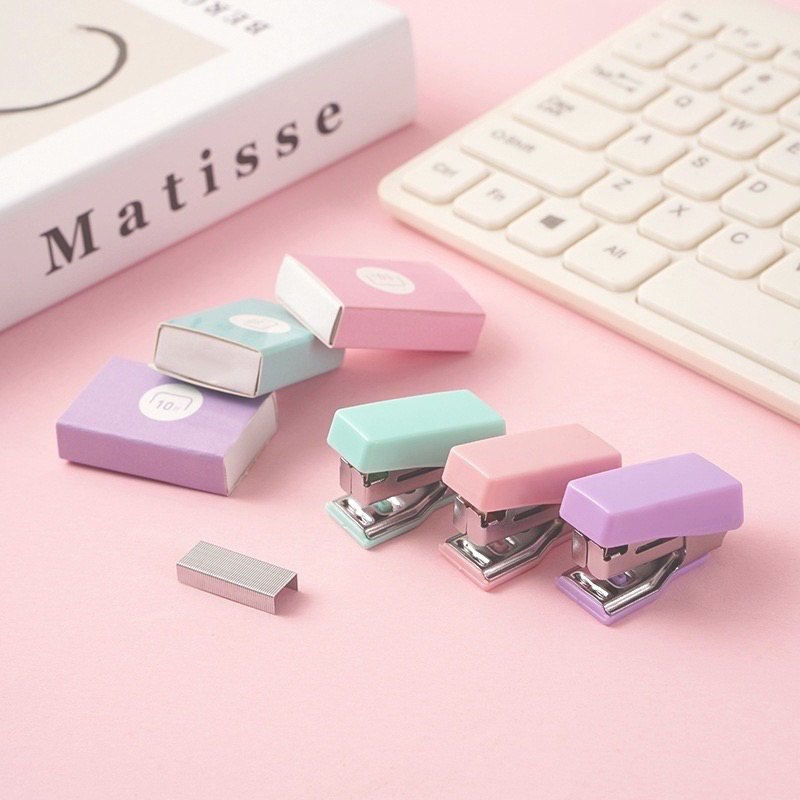 

[B419] Mini Stapler Set Macaron Color Staples Mini Ukuran Kecil Unik Kemasan Box Lucu Free Isi Warna Pastel Perlengkapan Kantor