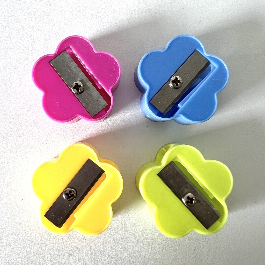 

Rautan Pensil Pengserut SATUAN Motif Bunga Serutan Peraut Seliver Seliper Perlengkapan Sekolah Anak Pertajam Pencil Super Tajam Murah Terjangkau Bentuk Flower Orotan Petelot Manual Peralatan Sekolah Stationaries Putar Blimbing Indah Sablon Malang