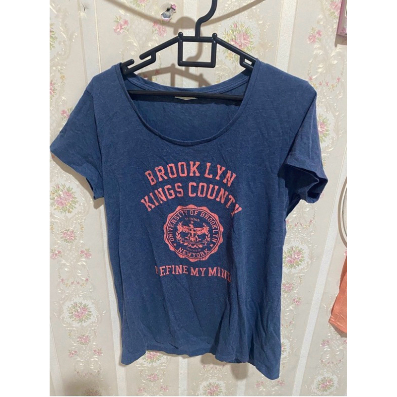kaos university uniqlo denim navy blue