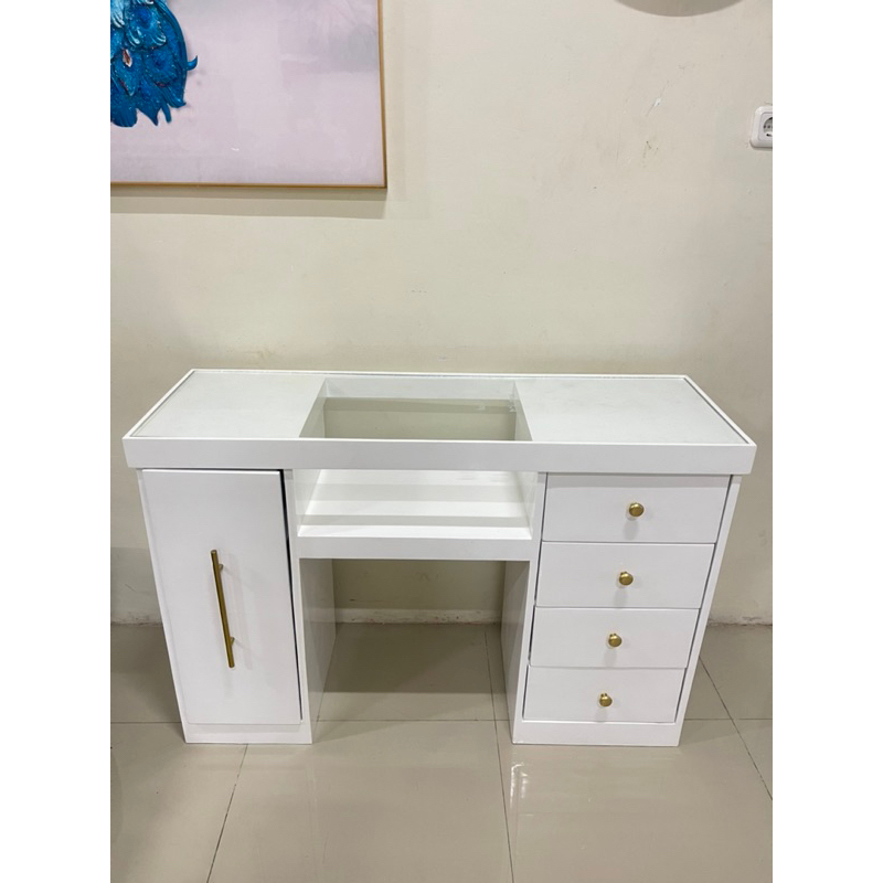 meja nail art minimalis