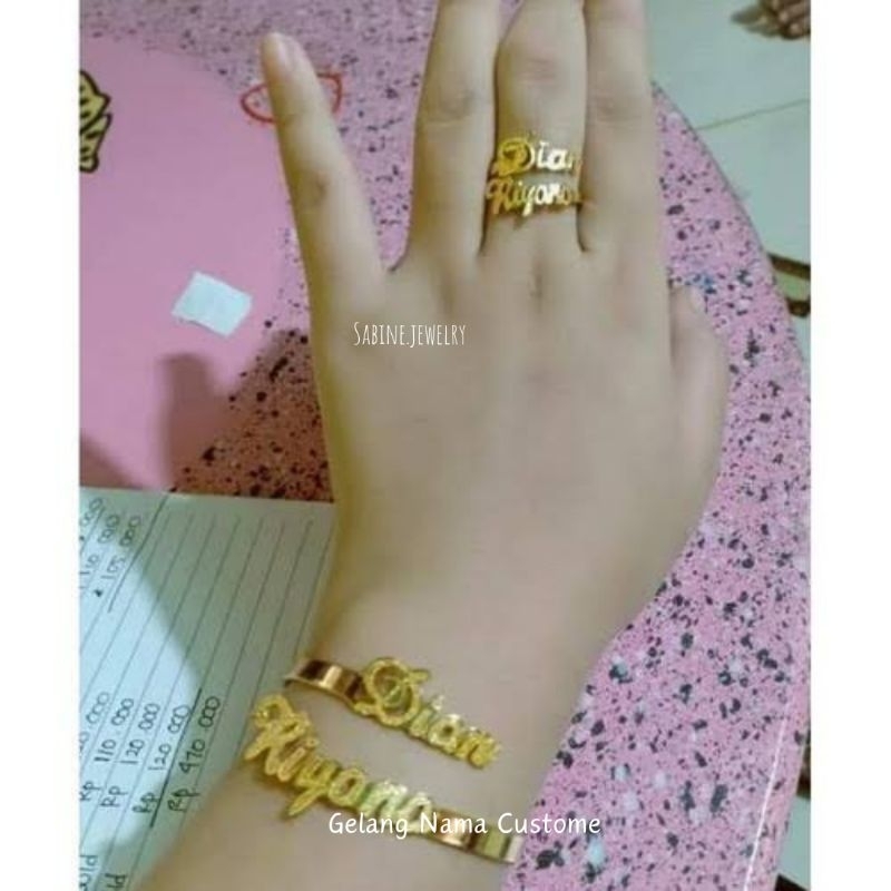 1 Set Perhiasan Nama Titanium Gelang dan Cincin Aksen Grafir
