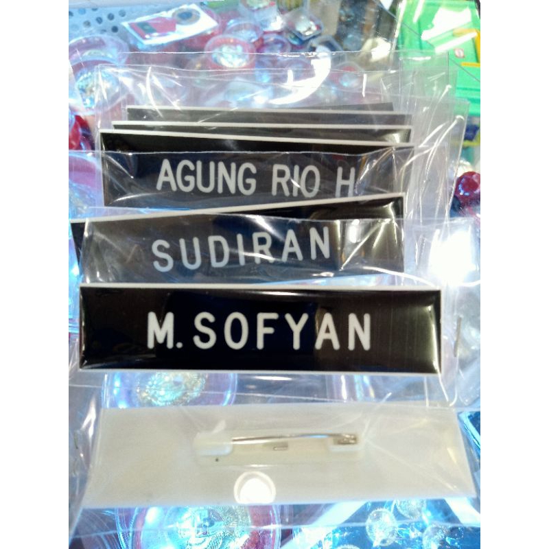 

Papan Nama grafir/ pdh peniti