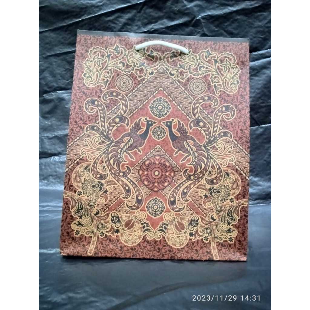 

[ ECER ] Paper bag Batik Ukuran 20x25x10 cm / Paper Bag / Shopping Bag / Tas Kertas Batik / Tas Sovenir