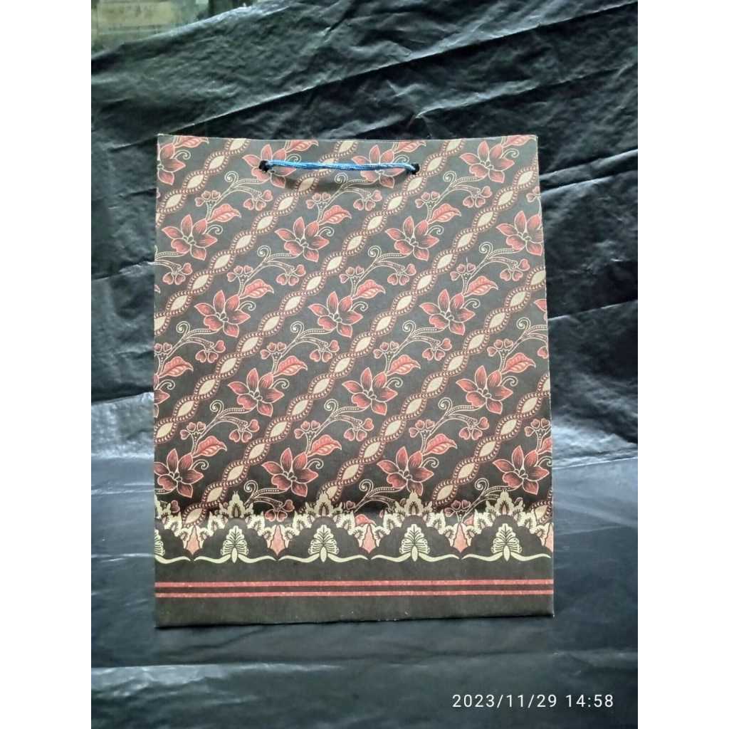 

[ ECER ] Paper bag Motif Bunga HItam Ukuran 20x25x10 cm / Paper Bag / Shopping Bag / Tas Kertas Batik / Tas Sovenir