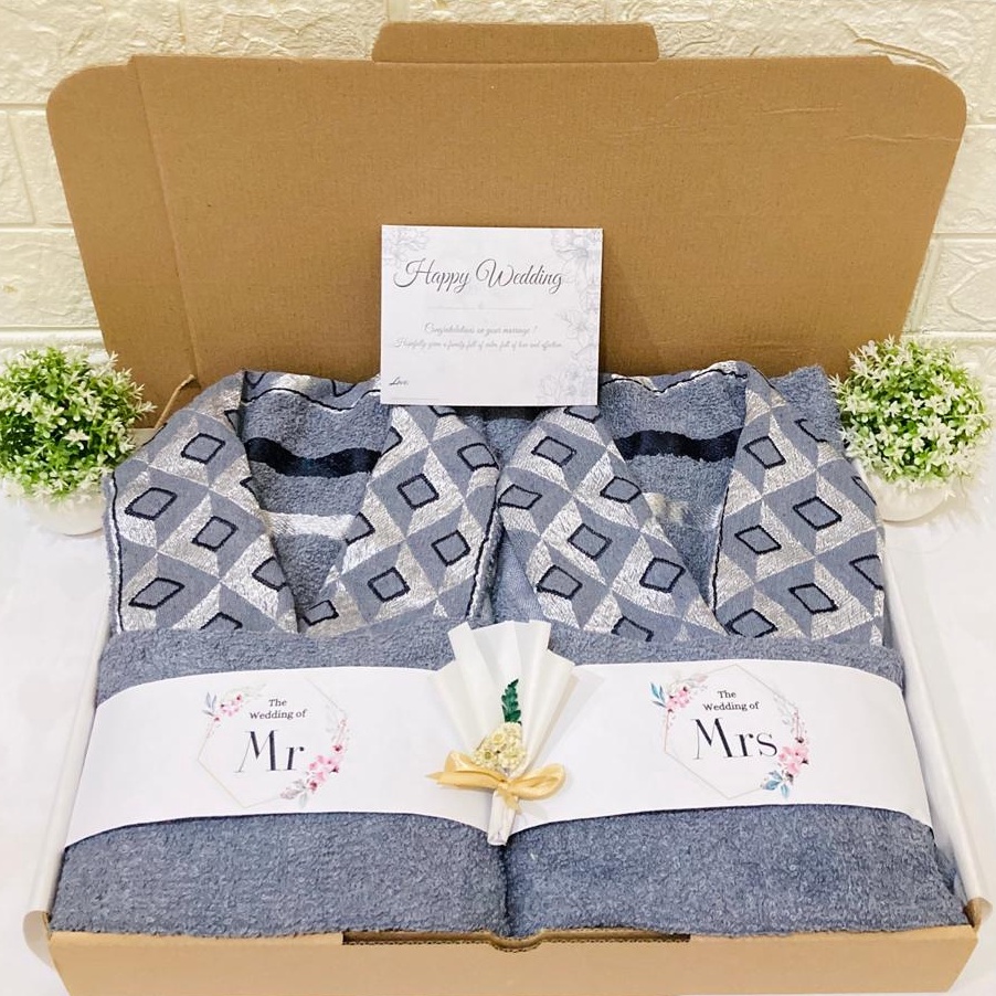 

TIPE BI627 Hampers Handuk Couple / Hampers Wedding / Kado Pernikahan (DILIPAT MENYERUPAI PIYAMA)