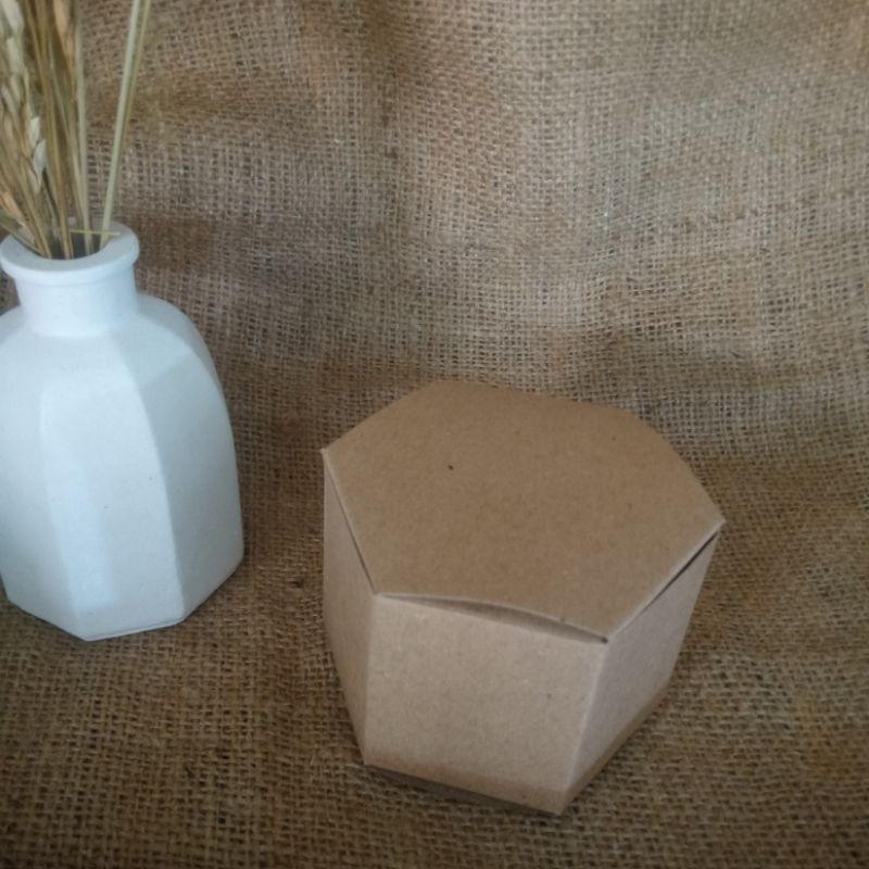 

1 Pack isi 24 pcs Gift Box Kotak Souvenir segi 6 Bahan Karton Kraft 280 gsm