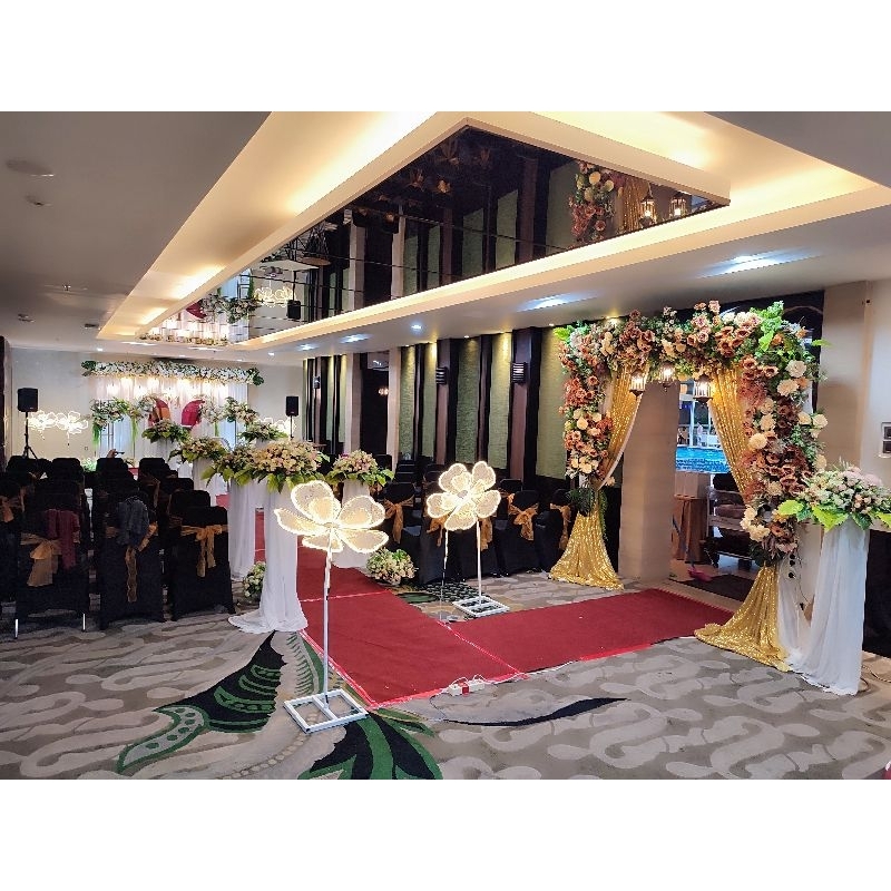 dekorasi pelaminan 4 meter + entrance gate + 8 standing flower + lampu standing