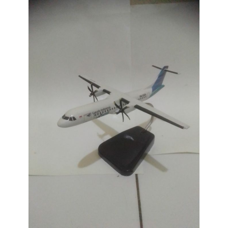 MINIATUR PESAWAT ATR 72 GARUDA
