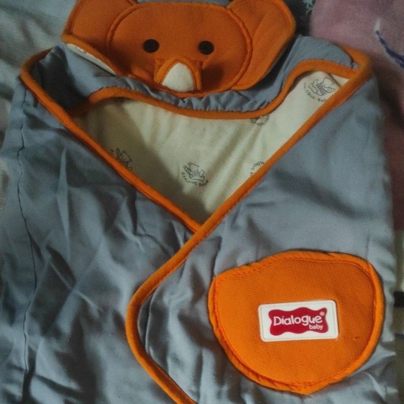 gendongan dan selimut bayi dialogue