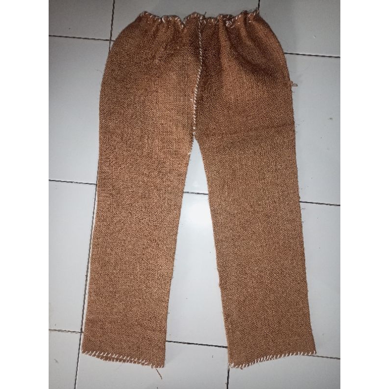 Celana panjang daur ulang karung goni