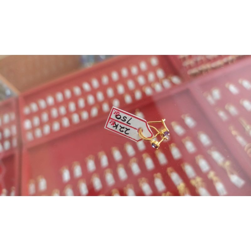 anting emas kadar 22 karat mata ungu