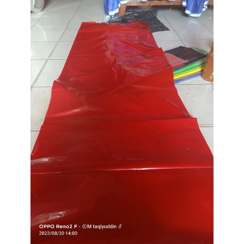 plastik layangan warna merah ,gowing tebal warna padat
