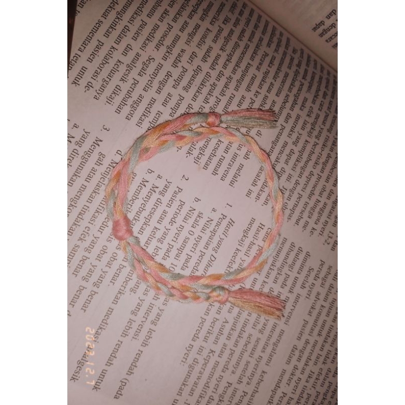 gelang benang tali kepang