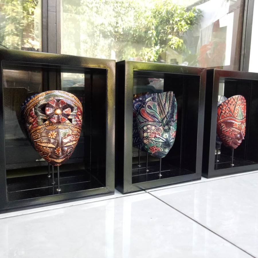 Ngloyong Topeng KOTAK Kayu souvenir Batik Wooden rectagular Mask Frame