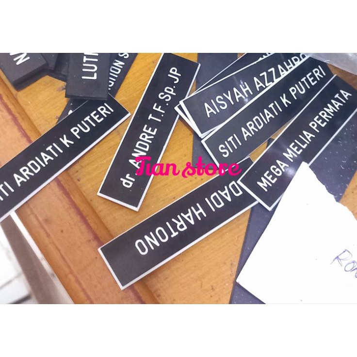 

Dijual Murah Name tag/Papan nama gravir peniti hitam putih ➠❉✳