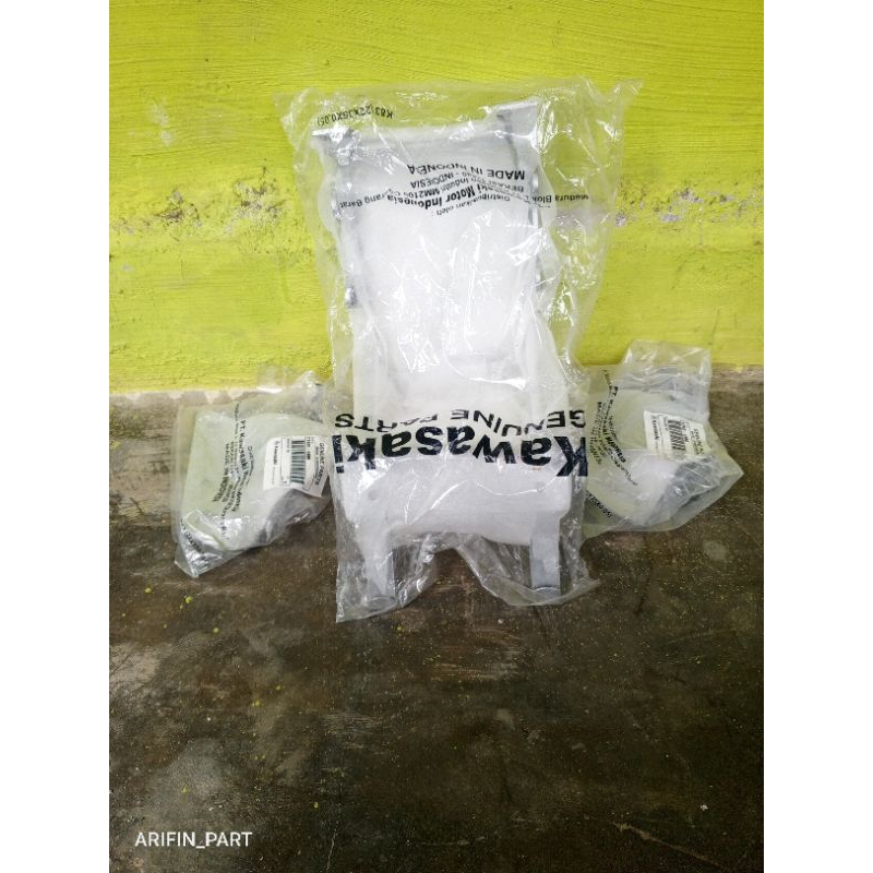 Breket Lampu Depan Ninja 150 R SS KGP 23062-1116 breket kupingan ninja Ss ORI