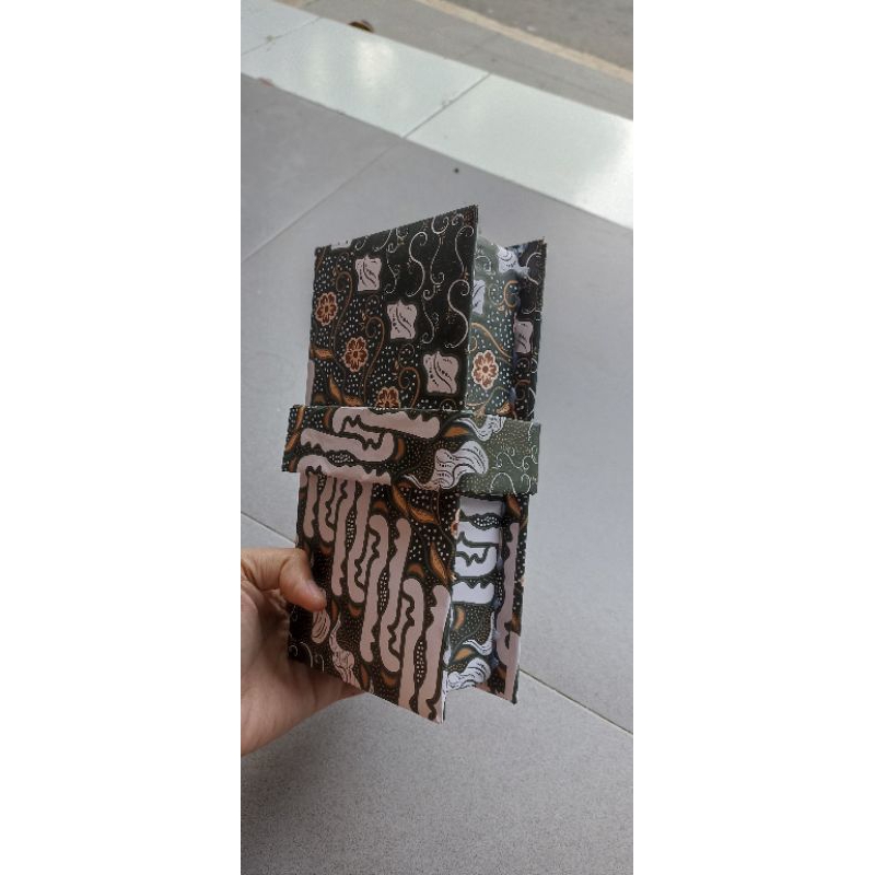 

kerajinan tangan tempat pensil dari dus dan kertas kado