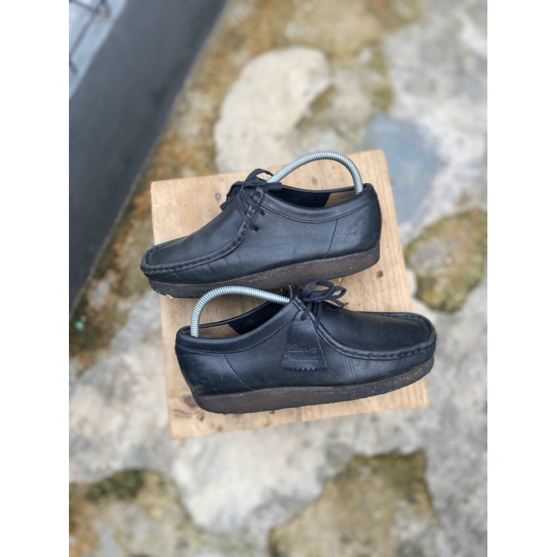 clarks wallabees black
