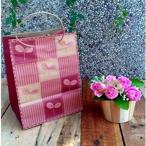 

Paperbag Motif / Gift Bag / Tas Ulang Tahun / Tas Souvenir Lebar 17,5 x Tinggi 22 x Tebal 13 cm untuk hajatan dan souvenir, kresek donat / tas plastik, paper bag, Bingkisan / Souvenir untuk pernikahan, Tasyakuran / Pengajian / Hampers