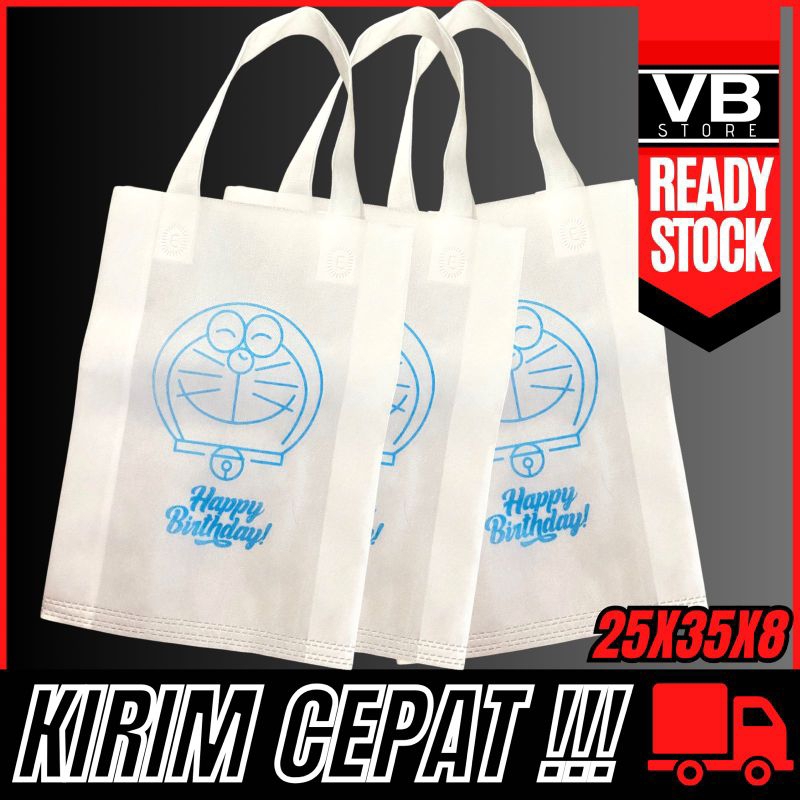 

TAS ULTAH ANAK TERLARIS SOUVENIR PESTA ULANG TAHUN MURAH MERIAH TEMA KARAKTER DORAEMON ANIMASI BIRU PUTIH GOODIE BAG BINGKISAN SNACK BESAR KANTONG MUAT HAMPERS BOX NASI MINI KFC READY SIAP KIRIM UKURAN 25 x 35 x 8